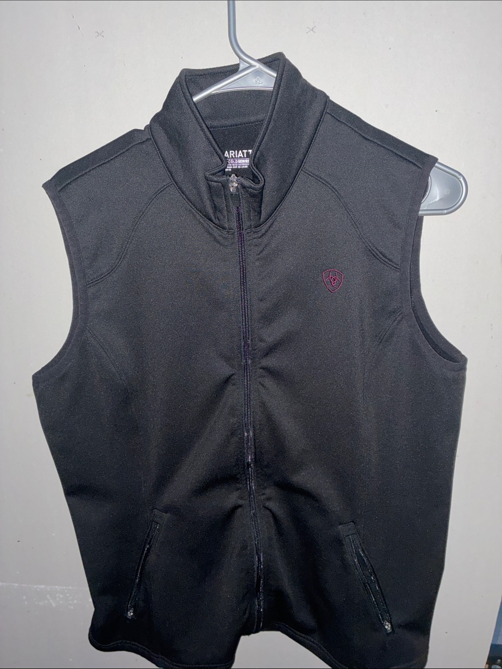 Ariat Black Sleeveless Full-Zip Fleece Vest with Subtle Logo